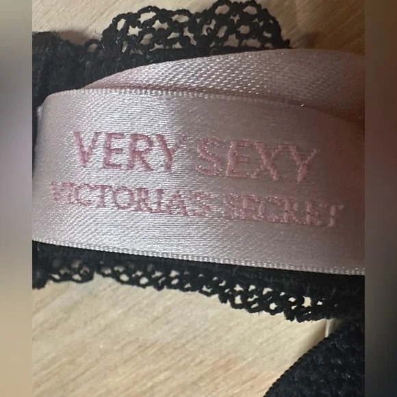 Vintage Victoria’s Secret Very Sexy Black Lace Valentines Bra 34B - Picture 8 of 10